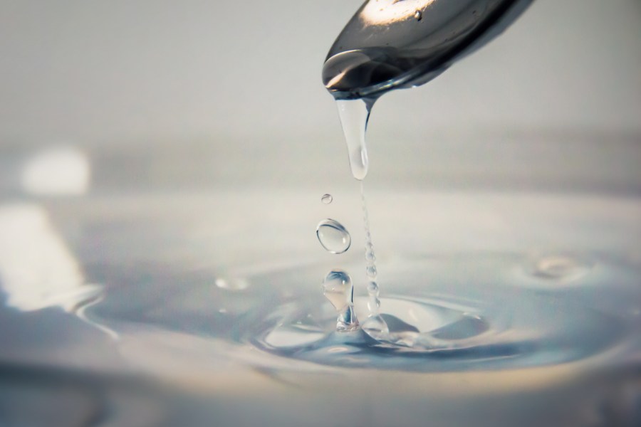 water, spoon, drop, drops, drop, drops, light, lightbox, liquid, liquid, light, sandbox, spoon, water, 