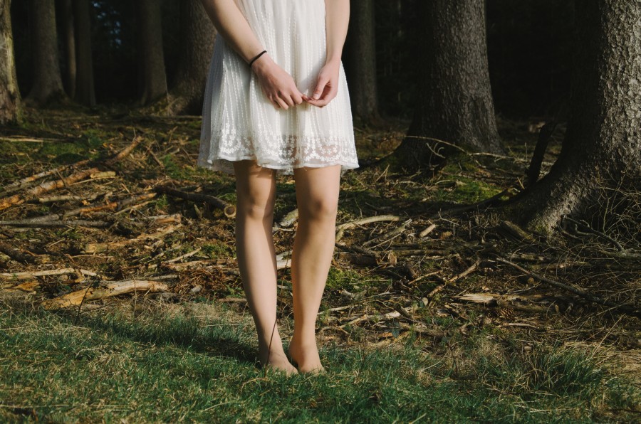 one person, people, woman, barefoot, barefoot, dress, white, exterior, day, young,